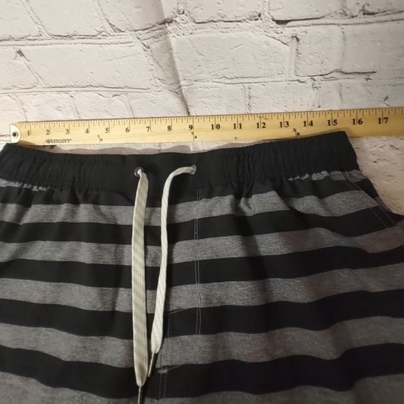 Vuori Mens Train Runner Performance Shorts Liner Striped Large - Picture 9 of 13